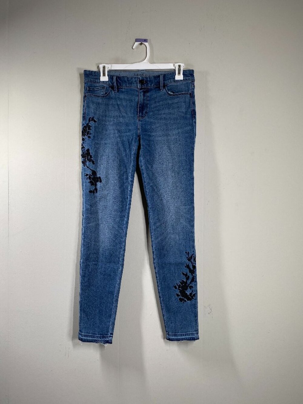 White House Black Market SKINNY Ankle Jeans Women's 4 Blue Floral Embroidered